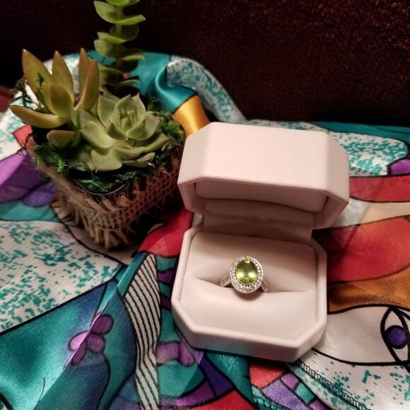 HELZBERG LIMITED EDITION PERIDOT 14KโWHITE GOLD RING!๐๐๐ - Picture 2 of 5